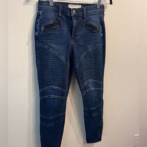 Women’s Gap good for you true skinny jeans with zippers. Size 26